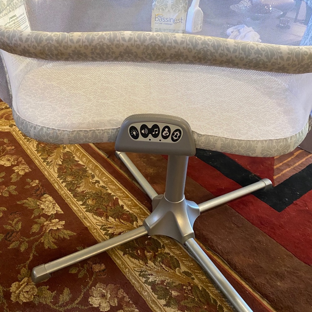 Halo Bassinet swivel sleeper - Picture 3 of 4